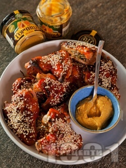 Печени мариновани пилешки крилца със сусам, мед, кетчуп и горчица - снимка на рецептата